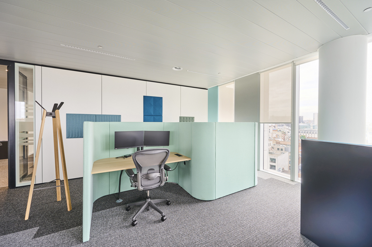 Dataflex Viewprime monitor arm at Beobank’s head office